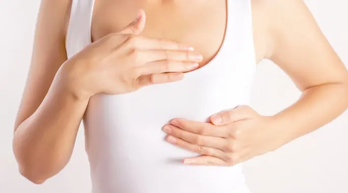 دليل شامل: فهم إفرازات الحلمة لدى الرجال والنساء ومتى تستدعي القلق