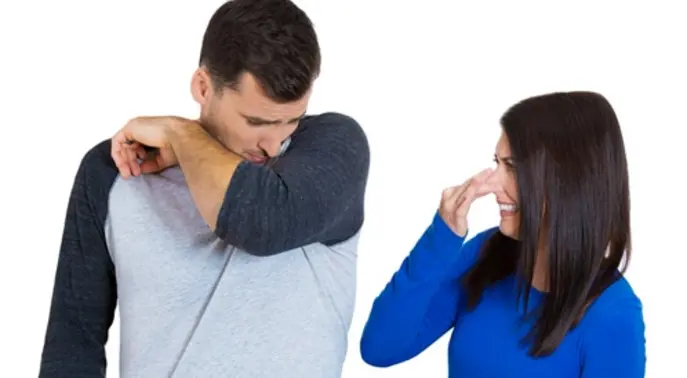 هل تشم رائحة غريبة؟ 5 روائح للجسم لا يجب تجاهلها أبداً!