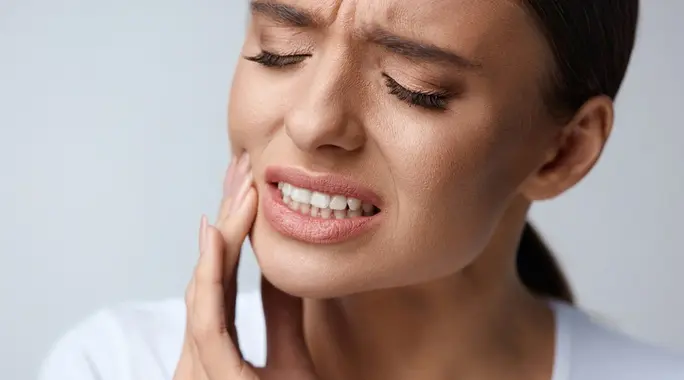 طرق منزلية فعّالة للتخلص من ألم أضراس العقل: دليل شامل للراحة السريعة