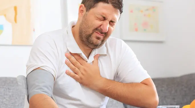 6 أمراض خطيرة قد تصيبك بسبب نقص فيتامين د: دليلك الشامل للوقاية والعلاج
