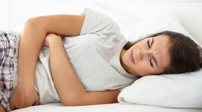أسباب ألم المعدة: دليل شامل لفهم وتخفيف الانزعاج