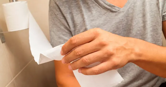 7 أسباب رئيسية لوجود الدم في البراز: متى يجب أن تقلق؟