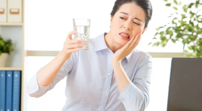 أسباب حساسية الأسنان: لماذا تشعر بالوخز عند الأكل والشرب؟