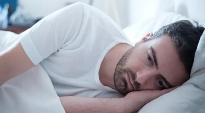 الدم في السائل المنوي: دليل شامل للأسباب، الأعراض، والحلول الطبية