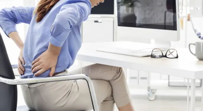 ديسك الظهر: دليلك الشامل للأعراض، الأسباب، والعلاج الفعّال