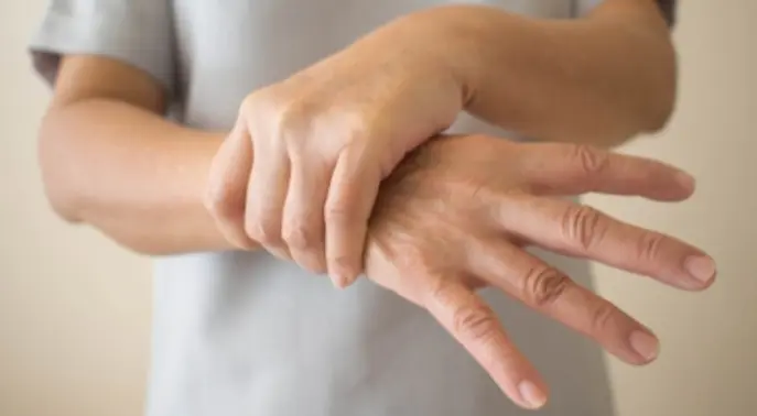 ما لا يخبرك به طبيبك عن مرض باركنسون: 10 حقائق جوهرية للتعايش الفعال