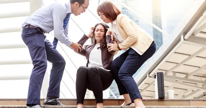 الإغماء: دليل شامل لأسبابه، أعراضه، وكيفية التعامل معه بإسعافات أولية فعّالة