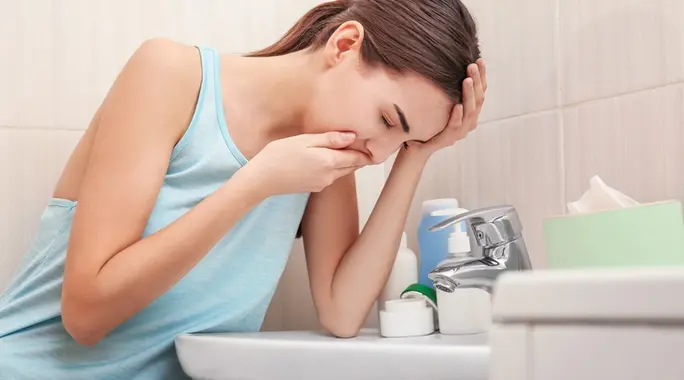 خروج دم مع الاستفراغ: دليل شامل للأسباب والأعراض ومتى تطلب المساعدة الطارئة