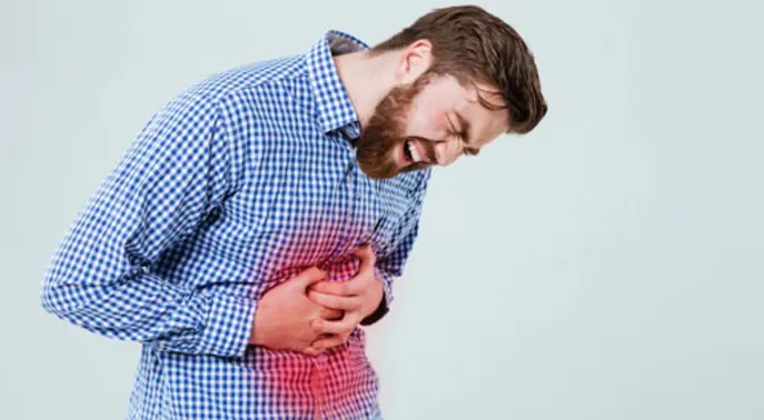 متلازمة الضلع المنزلق: دليل شامل للأعراض، الأسباب، وخيارات العلاج