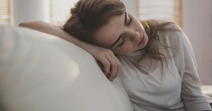 اكتشف إشارات وعلامات نقص فيتامين ب12: دليل شامل للتعرف عليها والتعامل معها
