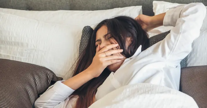 التثاؤب: فهم أسبابه الخفية وطرق علاجه والوقاية منه