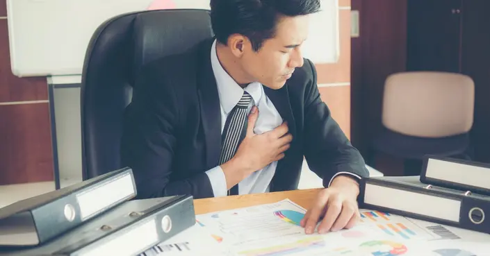 احمِ قلبك: دليلك الكامل لـ أعراض أمراض القلب عند الرجال وأسبابها