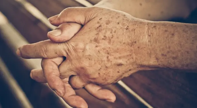 أمور تحدث للجلد مع تقدم العمر: دليل شامل للتغيرات وطرق العناية