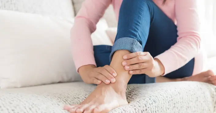 عرق النسا في الرجل اليسرى: دليل شامل للأعراض والأسباب والعلاج والوقاية