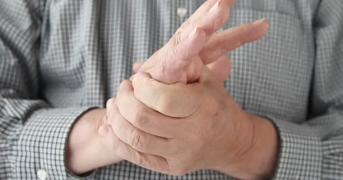 لماذا تشعر بتنميل في يدك اليسرى؟ الأسباب والعلاج ومتى تطلب المساعدة