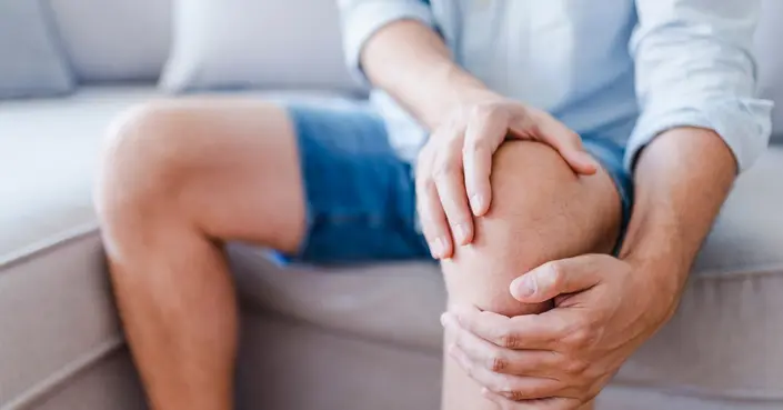 خشونة المفاصل: دليلك الشامل لفهم الأسباب، الأعراض، وخيارات العلاج