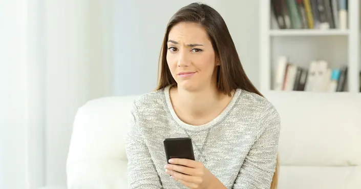 الإفرازات البنية عند النساء: دليل شامل للأسباب ومتى تستدعي القلق