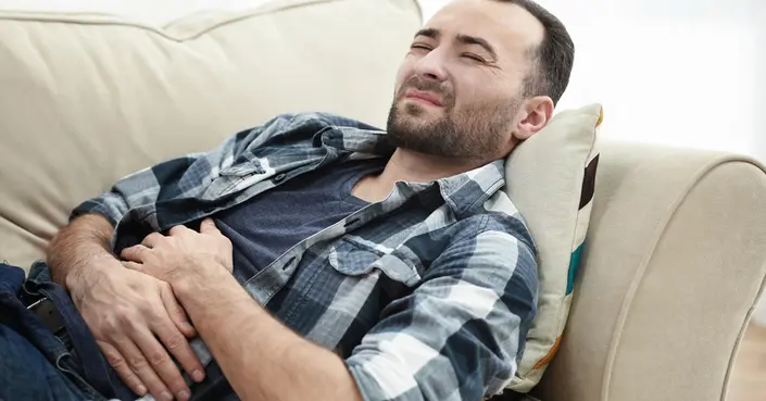 دليل شامل: ألم أسفل البطن عند الرجال – الأسباب، الأعراض، وطرق العلاج الحديثة
