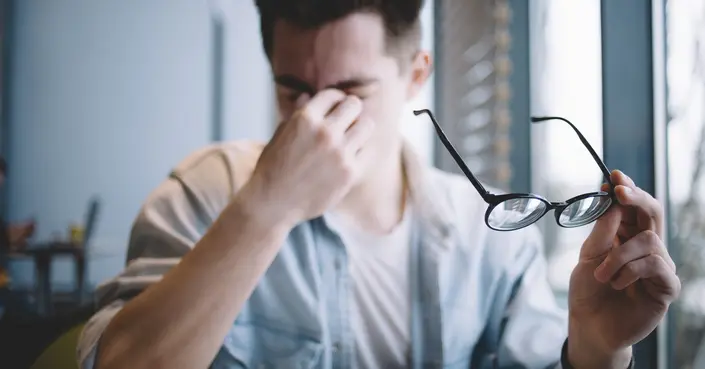علاج ضعف البصر: دليلك الشامل لاستعادة وضوح الرؤية وحماية عينيك