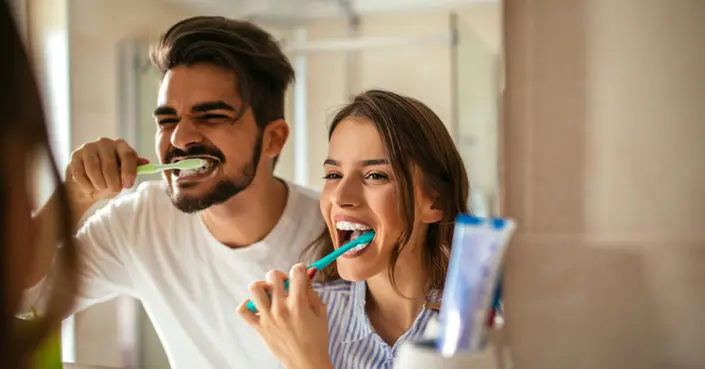 ابتسامة صحية دائمة: قائمة بأهم أطعمة يجب غسل الأسنان فور تناولها