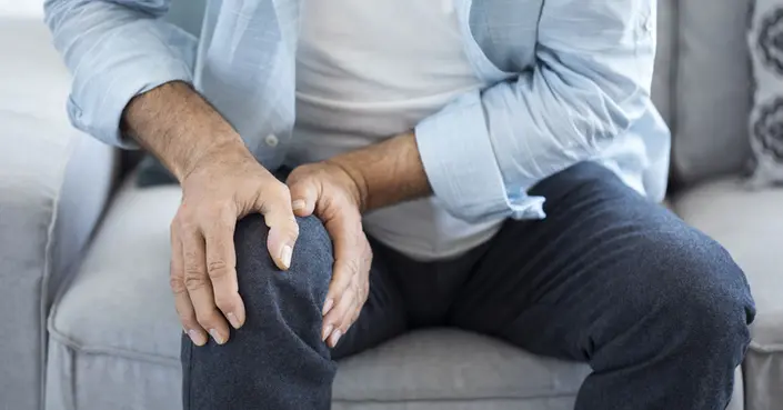 وداعًا لآلام الركبة في الشتاء: الأسباب، الوقاية، والعلاج الفعّال