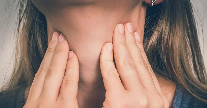 دليلك الشامل: 10 أطعمة يجب على مريض الغدة الدرقية تجنبها لصحة أفضل