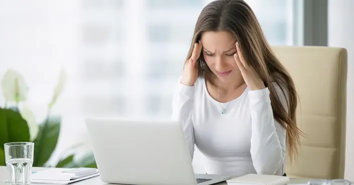 أسباب وجع الرأس: دليلك الشامل لفهم الصداع ومتى تطلب المساعدة