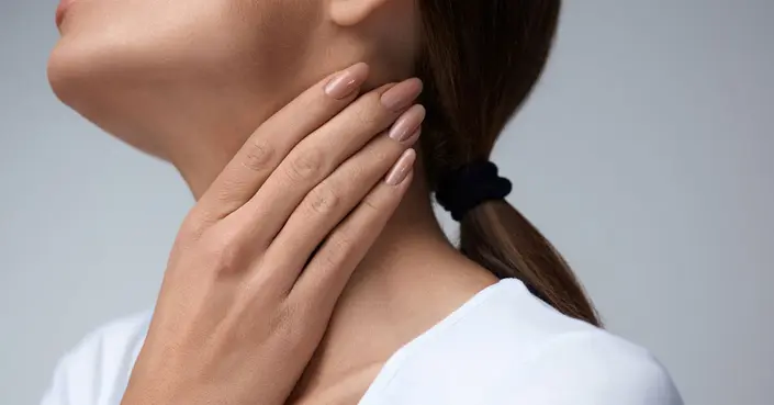 حصى اللوزتين: دليلك الشامل لفهم الأسباب، الأعراض، وطرق العلاج والوقاية