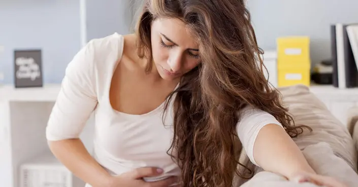 انتفاخ بطن المرأة: دليلك الشامل لأبرز الأسباب الصحية والهرمونية