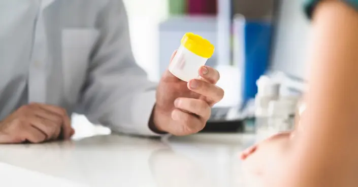 البراز الأخضر: متى يكون طبيعياً ومتى يستدعي القلق؟ دليلك الشامل