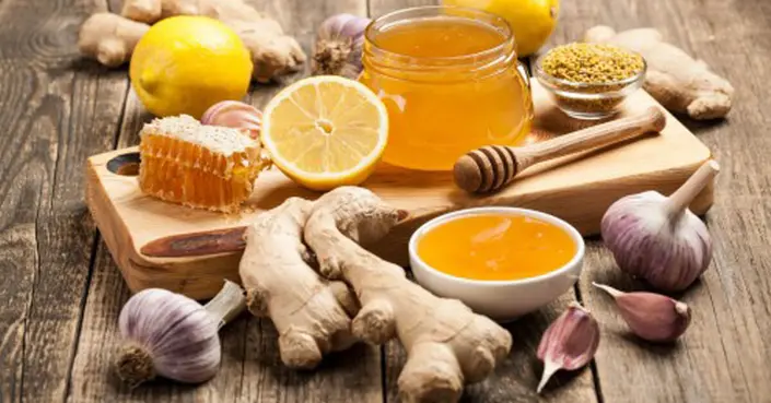 العسل والثوم: دليل شامل لفوائدهما الصحية المذهلة واستخداماتهما المتنوعة