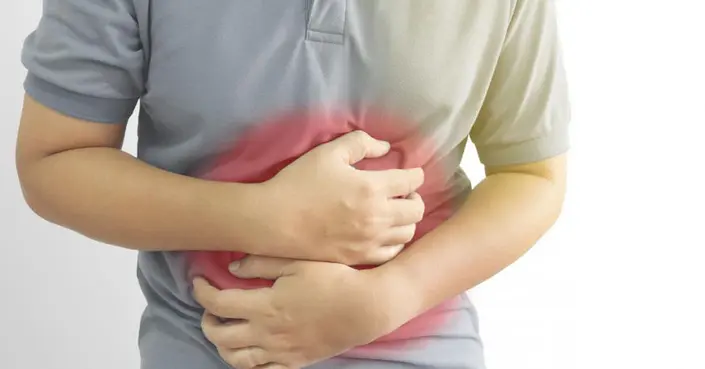 ألم الجزء العلوي من البطن: دليلك الشامل للأسباب والعلاجات والوقاية