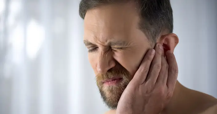 حكة الأذن مزعجة؟ اكتشف 3 طرق منزلية فعالة لعلاجها والوقاية منها!