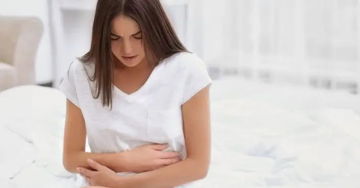 آلام وسط البطن: دليل شامل لأبرز الأسباب، الأعراض، ومتى تستدعي القلق
