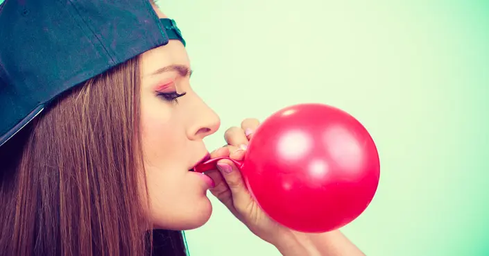 استنشاق الهيليوم: هل هو آمن حقاً؟ كل ما تحتاج معرفته عن مخاطره وسلامته