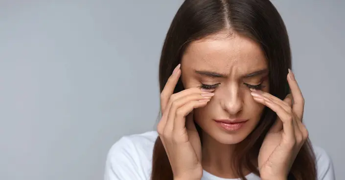 الماء الأزرق في العين: دليلك الشامل لأعراضه، مخاطره، وكيف تحمي بصرك