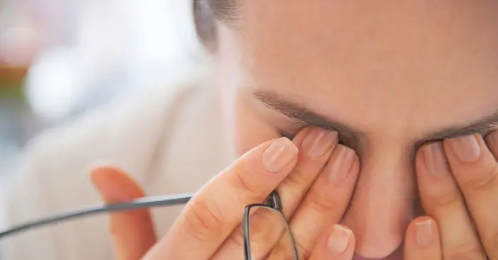أعراض الماء الأبيض في العين: 8 علامات رئيسية تدل على الإصابة بالساد
