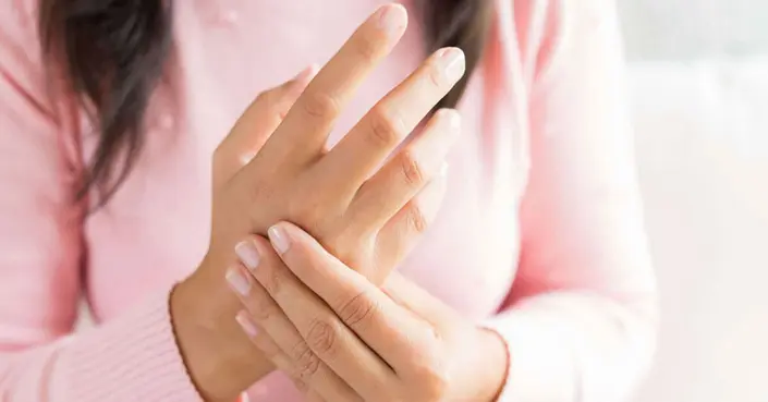 كشف الستار: عادات يومية غير متوقعة تسبب تنميل اليدين وكيف تتجنبها