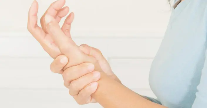ألم المعصم: دليلك الشامل لأسبابه، أعراضه، وطرق علاجه الفعّالة والوقاية منه