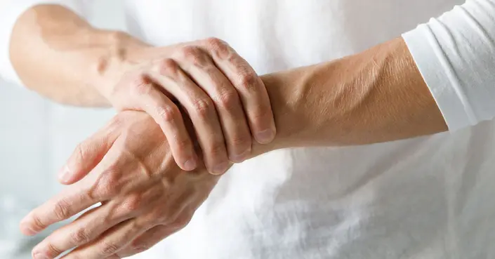 تنميل الجسم: دليل شامل لأسبابه، علاجاته، وطرق الوقاية منه