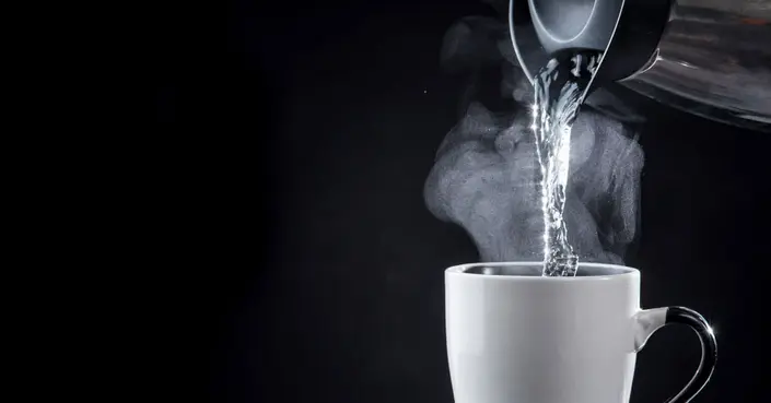 دليلك الشامل: أضرار شرب الماء الساخن ومحاذير يجب معرفتها