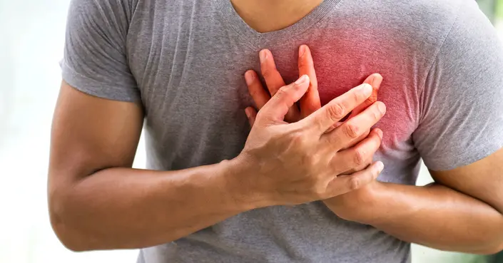 أسباب ألم القلب المفاجئ: متى تقلق ومتى تطمئن؟