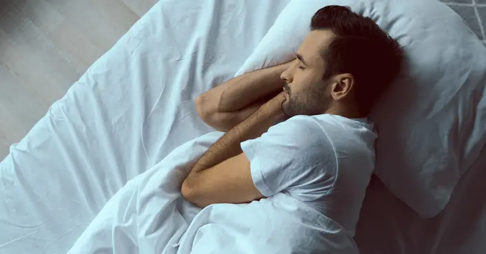 لماذا ترتعش وأنت نائم؟ أسباب رعشة الجسم أثناء النوم وكيفية الوقاية منها