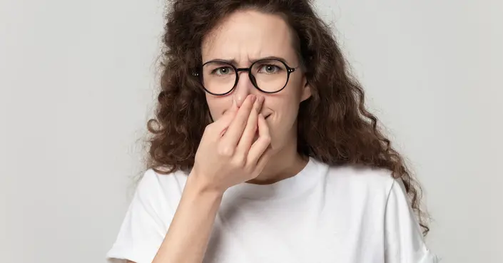ما هي الأسباب التي تجعل رائحة البول مثل السمك؟ دليل شامل!