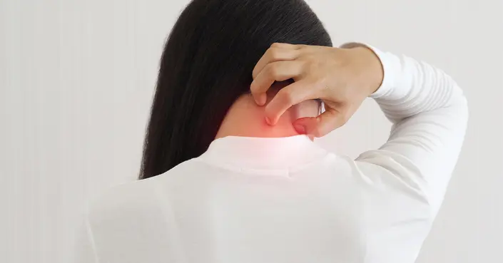 اكتشف أعراض خشونة الرقبة: علامات تحذيرية وكيفية التعامل معها
