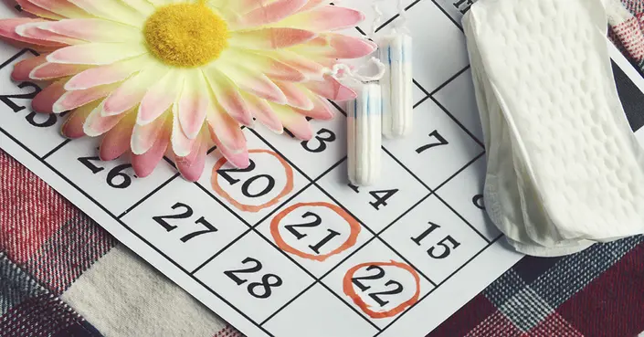 ماذا يعني قلة دم الدورة المفاجئ؟ دليلك الشامل لأبرز الأسباب والعلاج