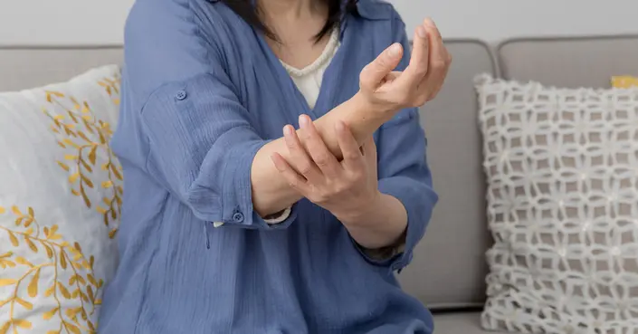 الوخز بالجسم: دليلك الشامل لأسبابه، أعراضه، وأفضل طرق علاجه