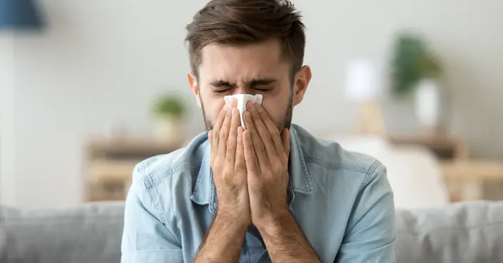 ماذا يخبرك لون المخاط عن صحتك؟ دليل شامل