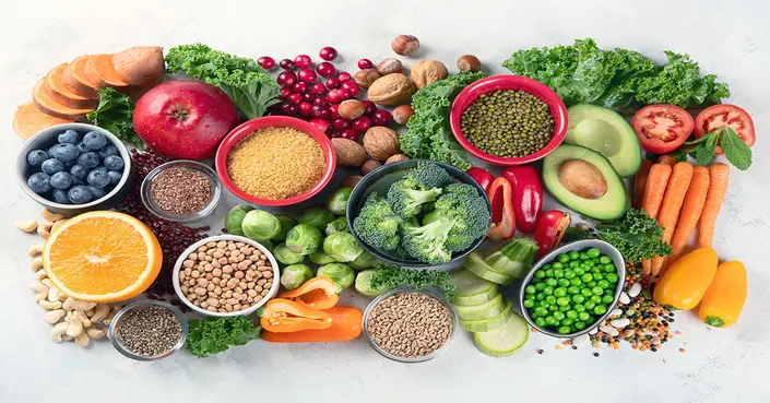 دليلك الشامل: علاج نقص الأملاح في البيت طبيعيًا وبالغذاء والأساليب الحديثة