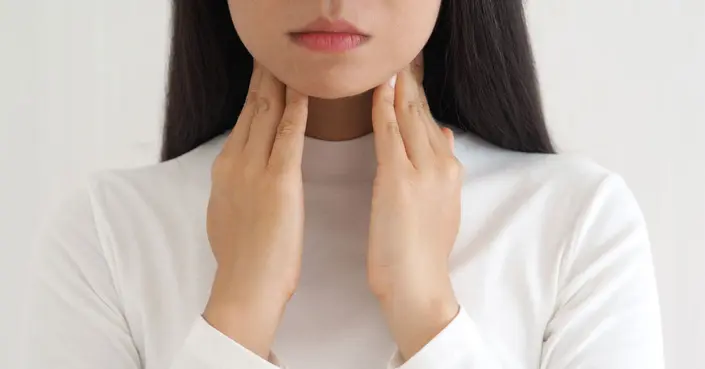 أعراض التهاب الغدة الدرقية: دليلك الشامل لأنواعه المختلفة وكيفية التعرف عليها